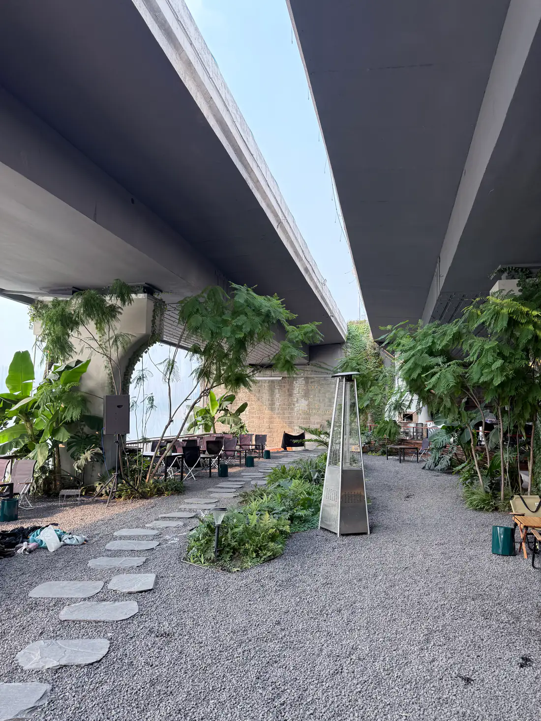 南滨路桥下集市与休闲空间