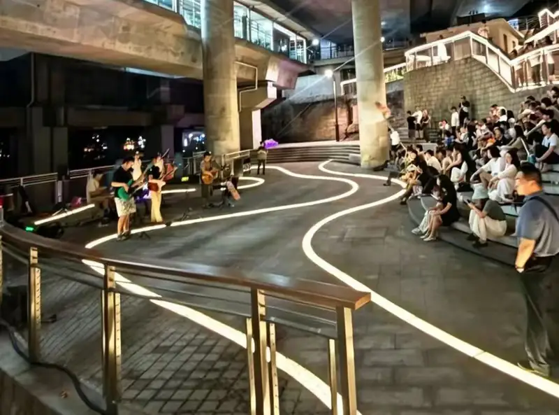牛角沱桥下滨江音乐会演出现场